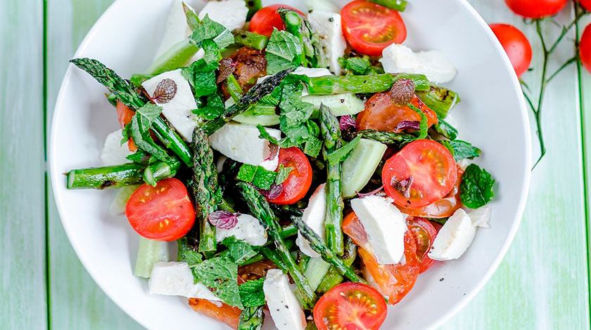 Insalata di asparagi con formaggio di capra